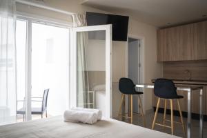 Apartamentos Buendia Suites - Torremolinos Centro的休息区