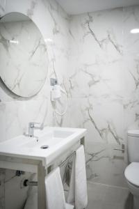Apartamentos Buendia Suites - Torremolinos Centro的一间浴室