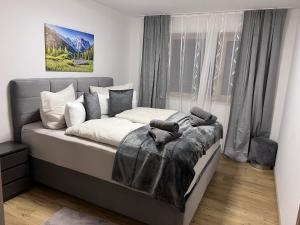 Postel nebo postele na pokoji v ubytování FeWo Nr 1 Iller im Allgäu mit Balkon Bergblick