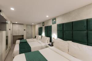 Postel nebo postele na pokoji v ubytování Hotel Larmont Luxury