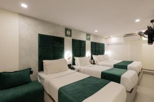 Postel nebo postele na pokoji v ubytování Hotel Larmont Luxury