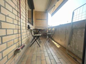 Dos sillas en un pasillo con una pared de ladrillos. en SAD163 - Möblierte Monteurwohnung mit Balkon, en Schwandorf