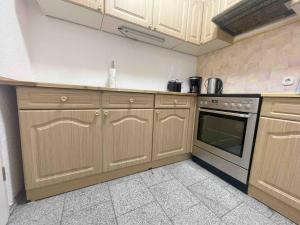 cocina con armarios de madera y fogones en SAD163 - Möblierte Monteurwohnung mit Balkon, en Schwandorf 3 fotos más