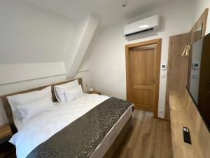 Postel nebo postele na pokoji v ubytování Hotel Karlova Prague