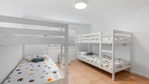 Katil atau katil-katil dalam bilik di Piri Pearl Beach, 100m To The Beach & Pet Friendly +15 gambar