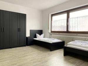 ein Zimmer mit zwei Betten und einem Fenster in der Unterkunft SAD200 - Komfortable Monteurwohnungen in Schwandorf in Schwandorf in Bayern