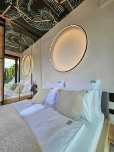 1 dormitorio con 1 cama con 2 espejos en la pared en Niebo Beskidu, en Brenna