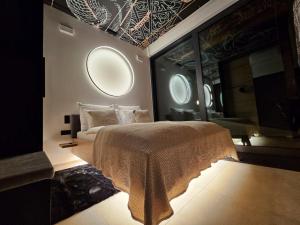 Un dormitorio con una cama grande y un espejo. en Niebo Beskidu, en Brenna 25 fotos más