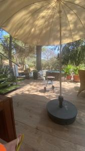 una sombrilla grande en un patio con mesa en Villa Cardui. Casa de diseño con magníficas vistas, en Madrid