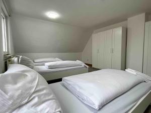 Postel nebo postele na pokoji v ubytování SAD212 - Großzügige Monteurwohnung + 4 fotografie