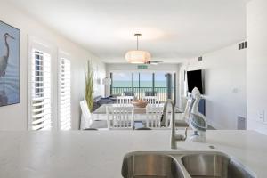 Una cocina con fregadero y una sala de estar. en Pelicans Roost 307 condo, en Sanibel