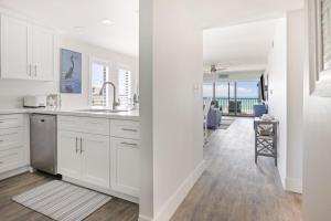 cocina con armarios blancos y vistas al océano en Pelicans Roost 307 condo, en Sanibel 35 fotos más