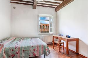 sypialnia z łóżkiem, biurkiem i oknem w obiekcie Ampio appartamento in centro a Pisa w Pizie