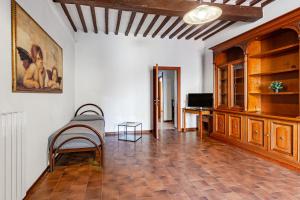 salon z krzesłem i stołem w obiekcie Ampio appartamento in centro a Pisa w Pizie