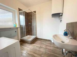 un bagno con doccia, lavandino e WC di SAD214 - Zentrale Monteurwohnung Übergangswohnung a Schwandorf