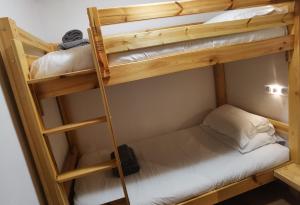 un par de literas en una habitación pequeña en Errigal Apartment, en Morzine 5 fotos más