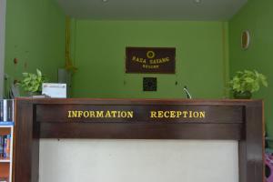 Rasa sayang Resort - SHA Certificate في كو لانتا: منصة في غرفة مع علامة على الحائط