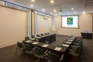 a meeting room with a long table and chairs at Alphaville-Industrial com cozinha-piscina e academia-500mega in Barueri