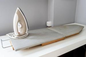 a room with a bed on a table at Alphaville-Industrial com cozinha-piscina e academia-500mega in Barueri