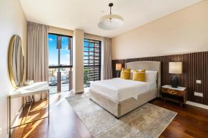 Katil atau katil-katil dalam bilik di FAM Living - City Walk - Urban Staycations