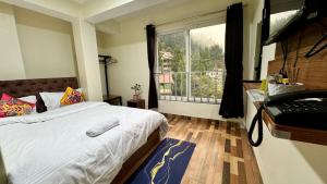 Postel nebo postele na pokoji v ubytování Darjeeling Hillside Inn