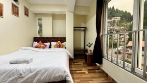 Postel nebo postele na pokoji v ubytování Darjeeling Hillside Inn