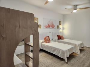 Posteľ alebo postele v izbe v ubytovaní LUJOSO ADOSADO de TRES HABITACIONES en VERA PLAYA A 200 METROS DEL MAR + 37 fotografií