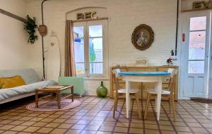 a living room with a table and a couch at Loft con patio en la zona de tapas Pet Friendly in Logroño