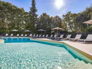 Bazén v ubytování Mercure Beaune Centre nebo v jeho okolí