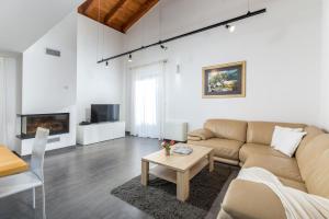 a living room with a couch and a table at Villa Terra Nera in Sveti Petar u Šumi