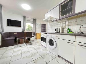 una cucina con lavatrice e una sala da pranzo di SAD301 - Kleine Monteurwohnung in super Lage a Schwandorf