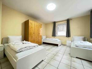 una camera da letto con due letti e una finestra di SAD301 - Kleine Monteurwohnung in super Lage a Schwandorf