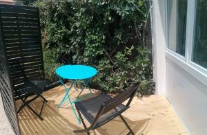 a blue table and two chairs on a balcony at L'Escale studio - Terrasse - Parking gratuit in Montpellier +4 photos