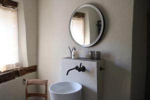 een badkamer met een wastafel en een spiegel bij Charmantes Chateau Lichter - Alte Schmiede in Ließem +22 foto's