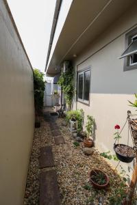 um pequeno jardim ao lado de uma casa com plantas em Suíte Hospedagem Ohana em Penha