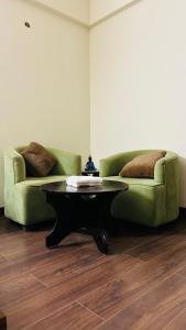 un soggiorno con un divano e un tavolino da caffè di Globe Home a Dehradun