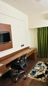 un ufficio con scrivania e sedia in una stanza di Globe Home a Dehradun