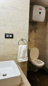 un bagno con un water bianco e un lavandino di Globe Home a Dehradun Altre 8 foto