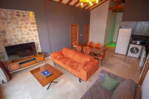 ein Wohnzimmer mit einem Sofa und einem Tisch in der Unterkunft Tlos Yalı 3+1 Villa, Özel Havuzlu, Fethiye in Fethiye