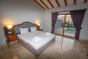 Ein Bett oder Betten in einem Zimmer der Unterkunft Tlos Yalı 3+1 Villa, Özel Havuzlu, Fethiye