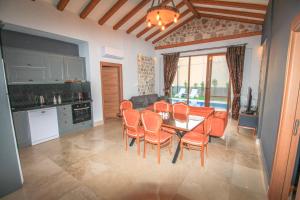 Küche/Küchenzeile in der Unterkunft Tlos Yalı 3+1 Villa, Özel Havuzlu, Fethiye