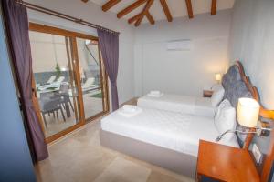 ein Schlafzimmer mit Bett und ein Esszimmer mit Tisch in der Unterkunft Tlos Yalı 3+1 Villa, Özel Havuzlu, Fethiye in Fethiye + 18 Fotos