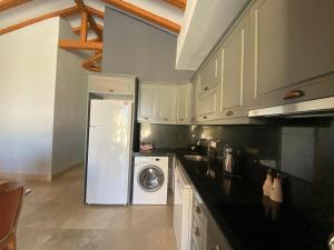 Küche/Küchenzeile in der Unterkunft Tlos Yalı 3+1 Villa, Özel Havuzlu, Fethiye