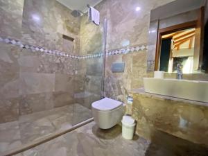 Ein Badezimmer in der Unterkunft Tlos Yalı 3+1 Villa, Özel Havuzlu, Fethiye