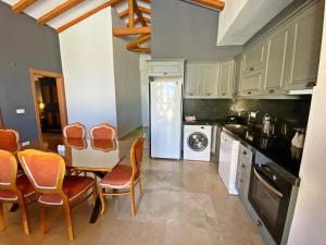Küche/Küchenzeile in der Unterkunft Tlos Yalı 3+1 Villa, Özel Havuzlu, Fethiye