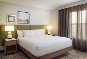 Embassy Suites by Hilton Memphis East Germantown Area客房内的一张或多张床位