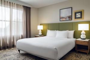 Embassy Suites by Hilton Memphis East Germantown Area客房内的一张或多张床位