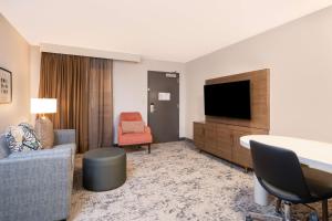 Embassy Suites by Hilton Memphis East Germantown Area的电视和/或娱乐中心