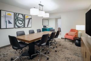 Embassy Suites by Hilton Memphis East Germantown Area的休息区