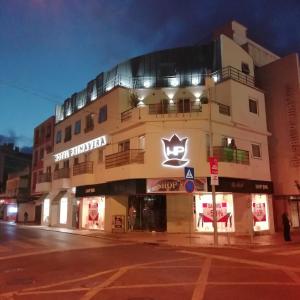a building with a sign on the side of it at Hotel Primavera in Amadora +17 photos